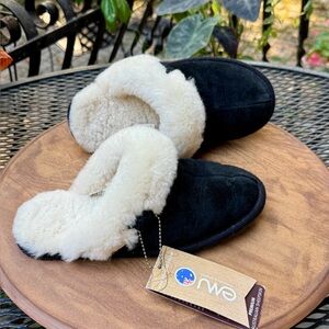 EMU PREMIUM AUSTRALIAN SHEEPSKIN Slippers. Black suede w/ Cream shearling fleece